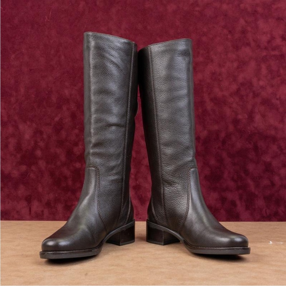 La Canadienne Women Bingo
Brown Leather Waterproof Riding boots size 5 NEW